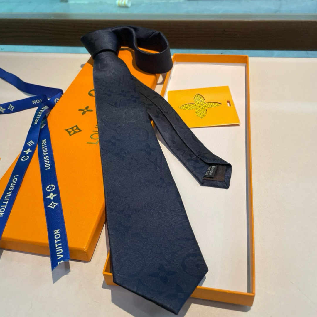 💖💖 男士领带系列👔👔，稀有😻😻展现精湛手工与时尚优雅的理想选择，此款真丝织就的Diamonds V领带