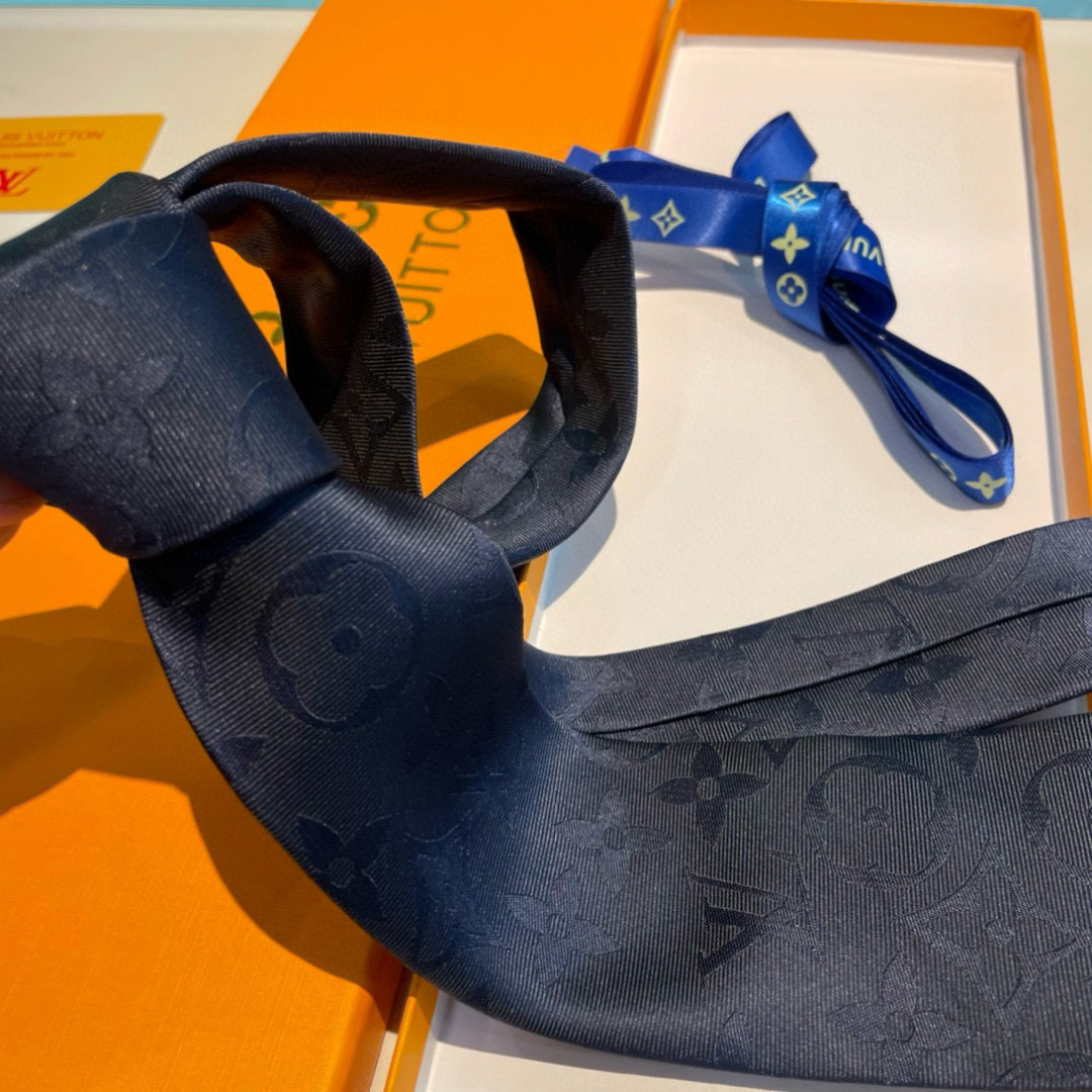 💖💖 男士领带系列👔👔，稀有😻😻展现精湛手工与时尚优雅的理想选择，此款真丝织就的Diamonds V领带