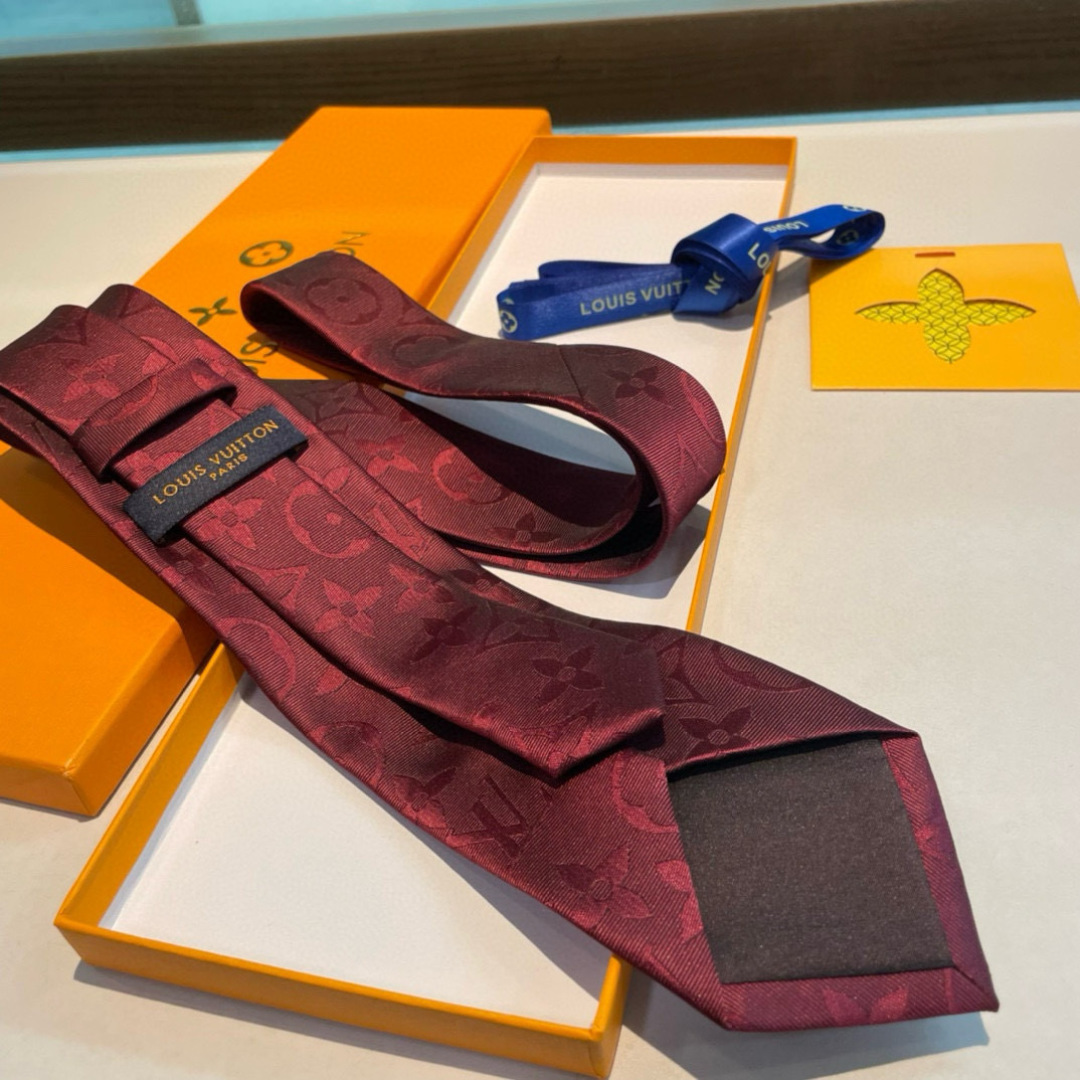 💖💖 男士领带系列👔👔，稀有😻😻展现精湛手工与时尚优雅的理想选择，此款真丝织就的Diamonds V领带