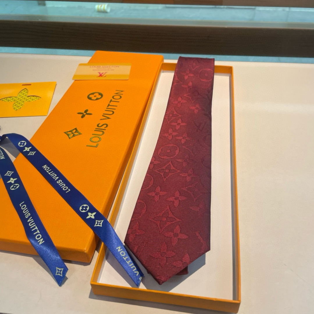 💖💖 男士领带系列👔👔，稀有😻😻展现精湛手工与时尚优雅的理想选择，此款真丝织就的Diamonds V领带