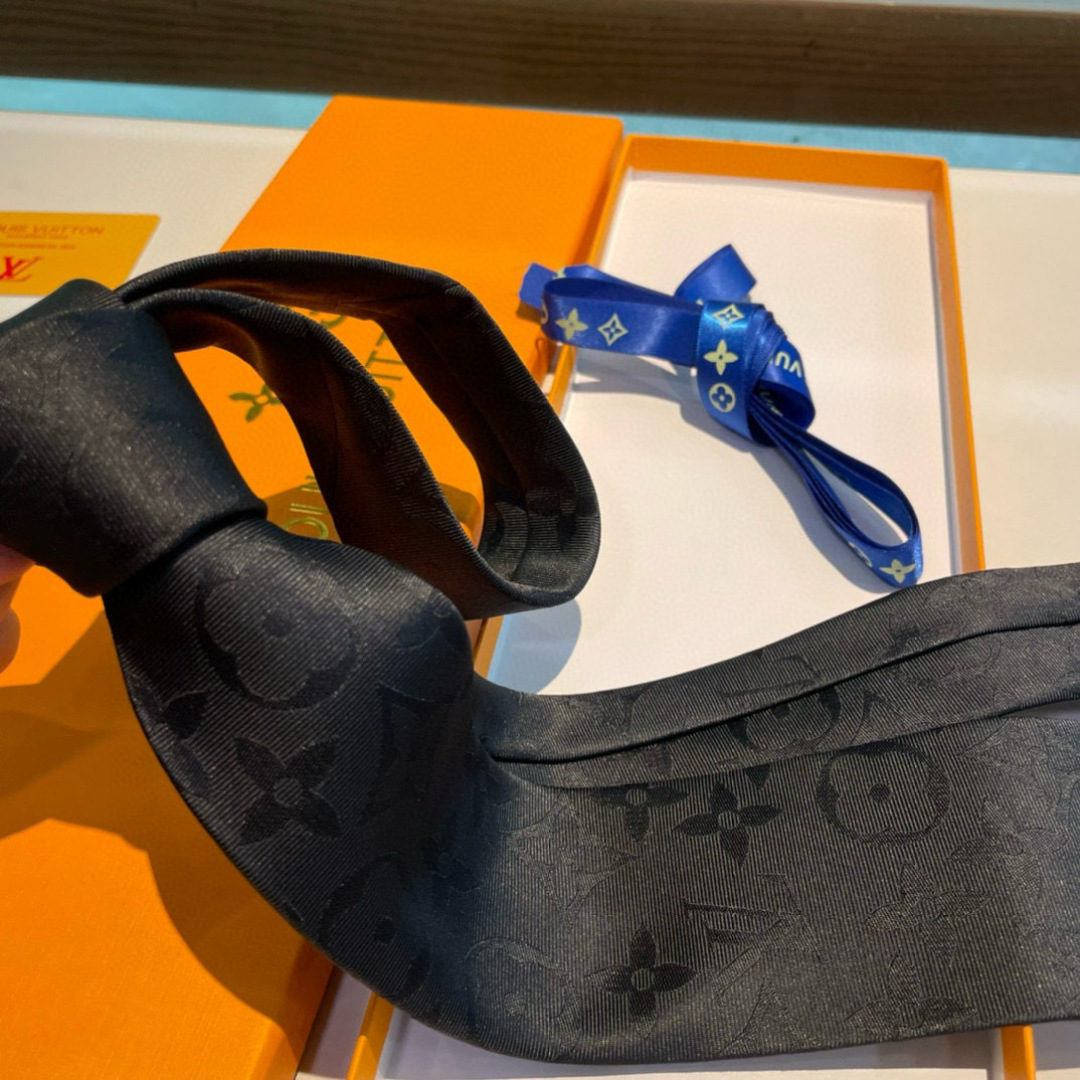 💖💖 男士领带系列👔👔，稀有😻😻展现精湛手工与时尚优雅的理想选择，此款真丝织就的Diamonds V领带