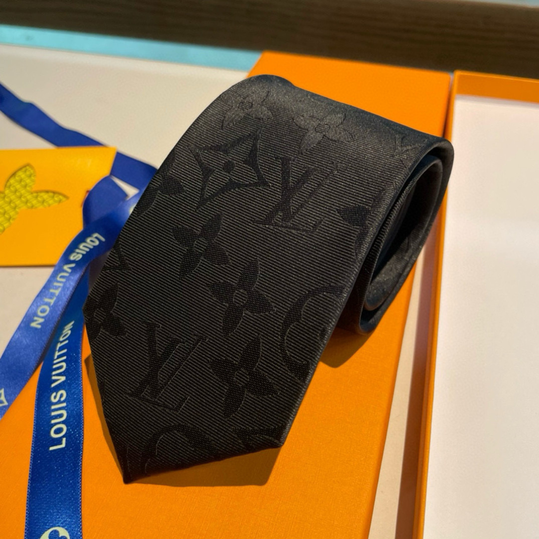 💖💖 男士领带系列👔👔，稀有😻😻展现精湛手工与时尚优雅的理想选择，此款真丝织就的Diamonds V领带