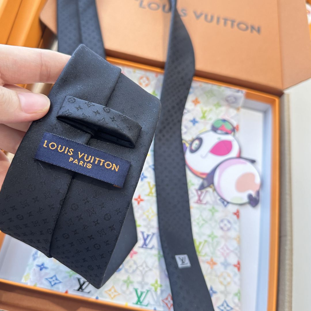 👏👏专柜同歩👔👔精致的小Logo暗纹提花，低调奢华大气的配色，这款领带将Lv标志性的Damier图案以同
