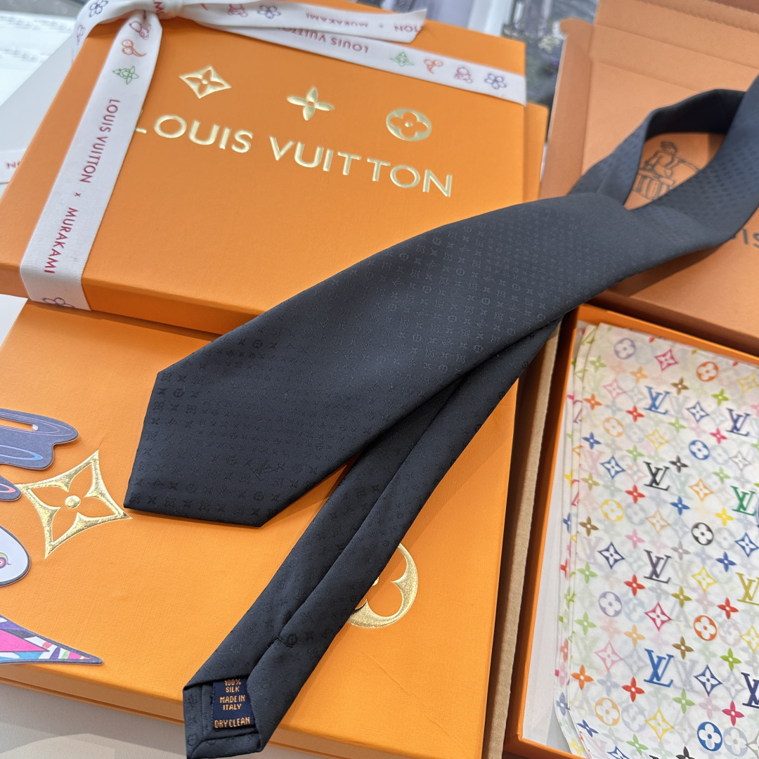 👏👏专柜同歩👔👔精致的小Logo暗纹提花，低调奢华大气的配色，这款领带将Lv标志性的Damier图案以同