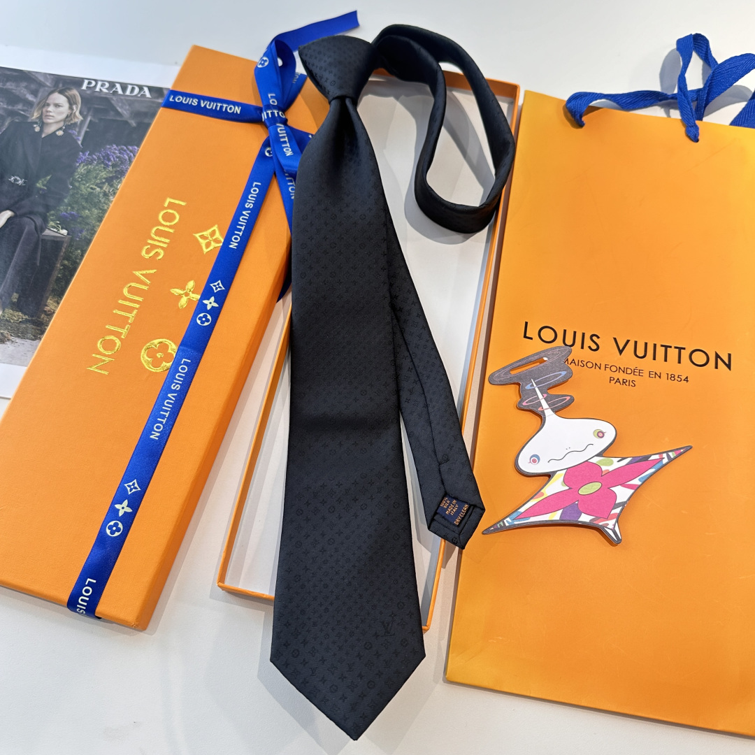 👏👏专柜同歩👔👔精致的小Logo暗纹提花，低调奢华大气的配色，这款领带将Lv标志性的Damier图案以同
