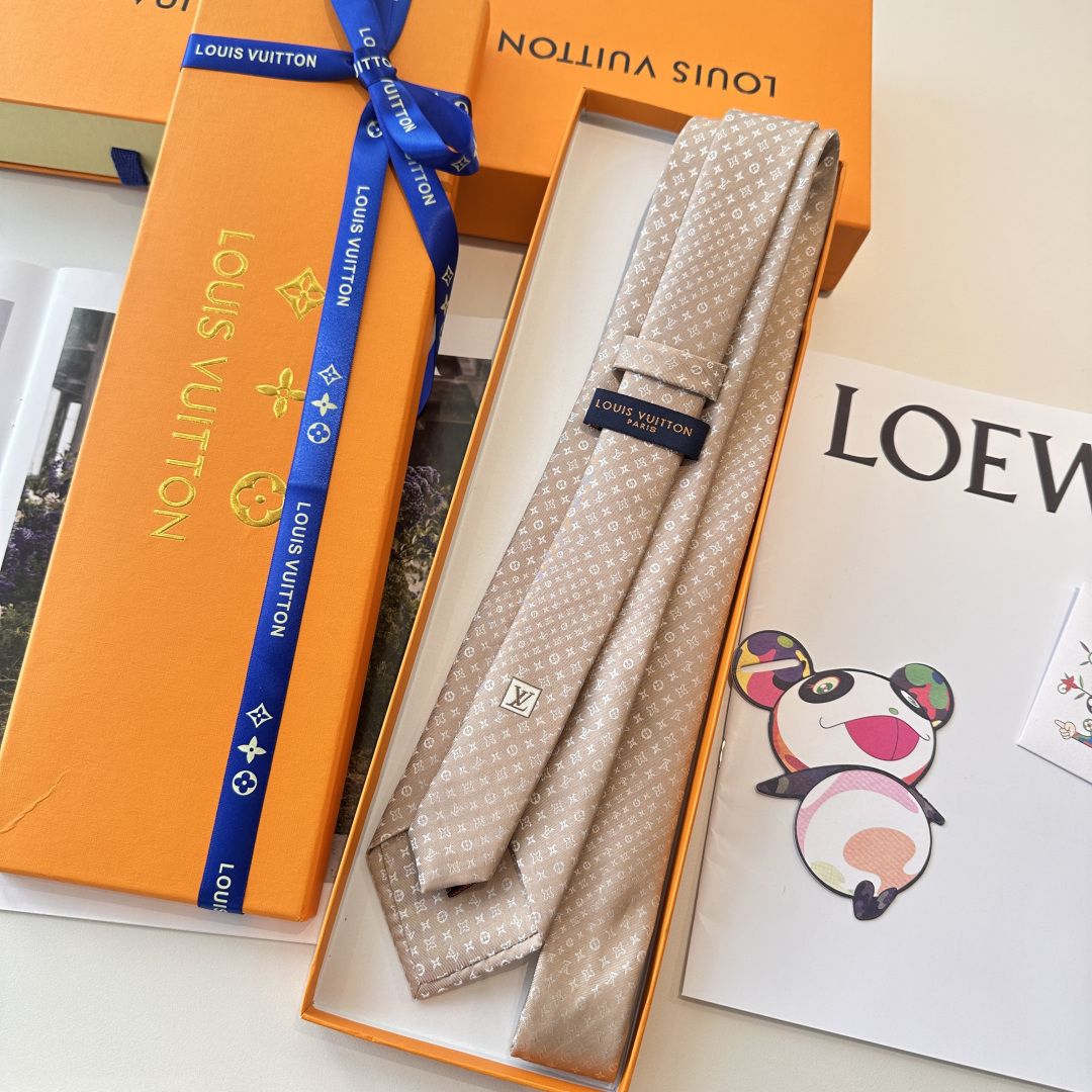 👏👏专柜同歩👔👔精致的小Logo暗纹提花，低调奢华大气的配色，这款领带将Lv标志性的Damier图案以同