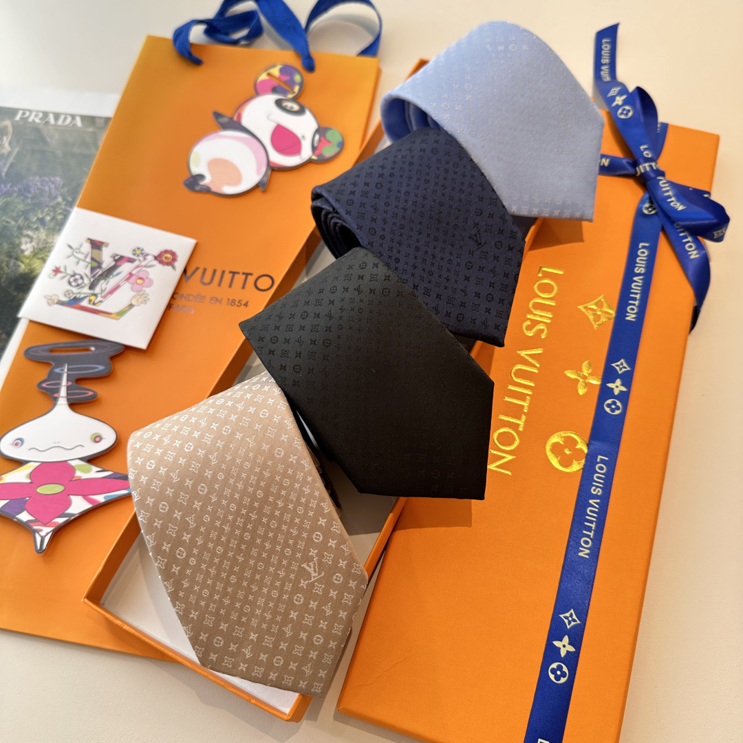 👏👏专柜同歩👔👔精致的小Logo暗纹提花，低调奢华大气的配色，这款领带将Lv标志性的Damier图案以同