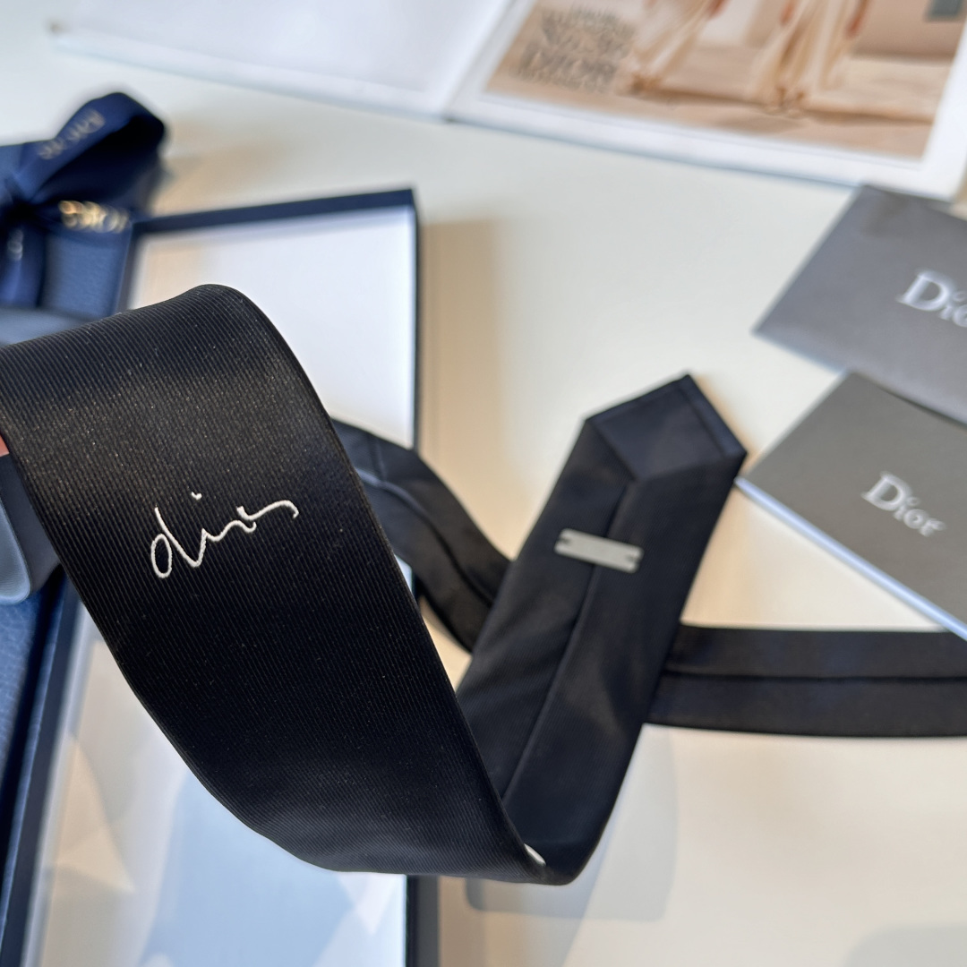 👏dior家新款领带 👔👔Dior男士，稀有😻😻展现精湛手工与时尚优雅的理想选择，这款采用DO家最经典极