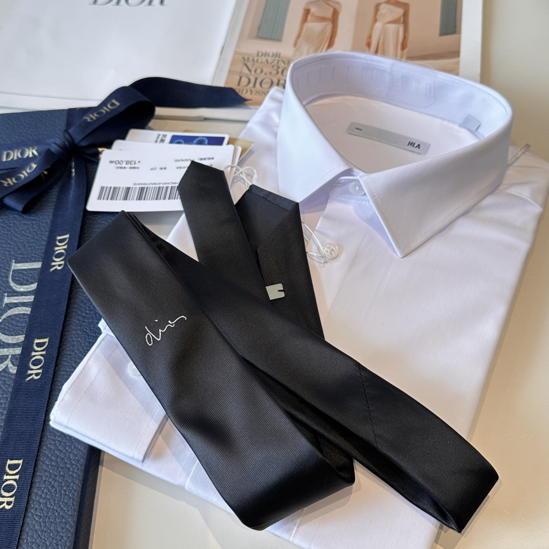 👏dior家新款领带 👔👔Dior男士，稀有😻😻展现精湛手工与时尚优雅的理想选择，这款采用DO家最经典极