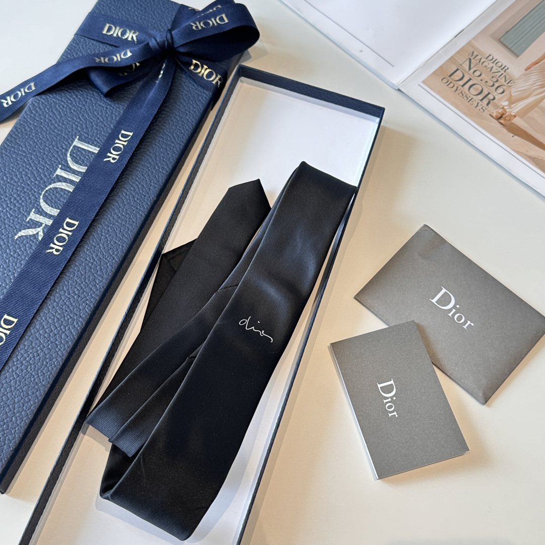 👏dior家新款领带 👔👔Dior男士，稀有😻😻展现精湛手工与时尚优雅的理想选择，这款采用DO家最经典极