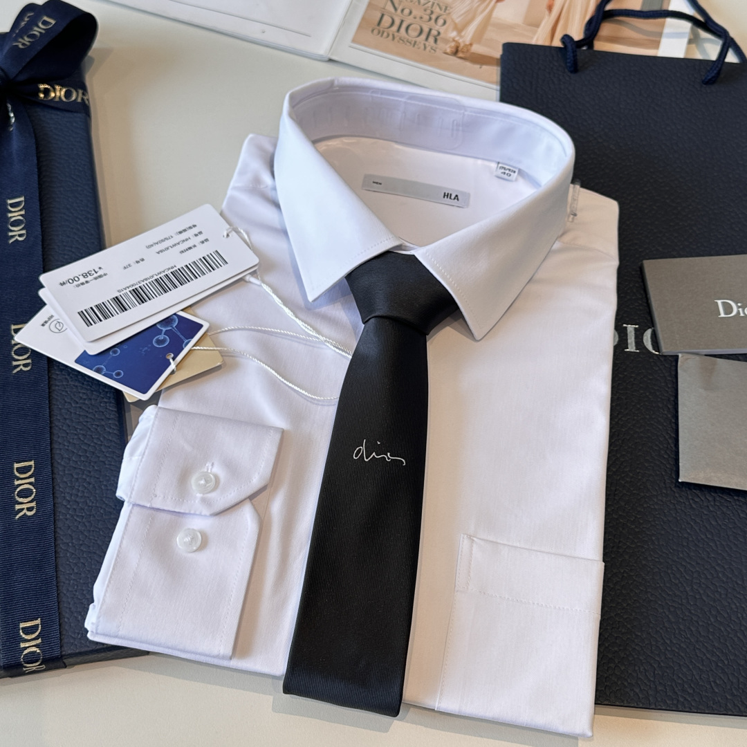 👏dior家新款领带 👔👔Dior男士，稀有😻😻展现精湛手工与时尚优雅的理想选择，这款采用DO家最经典极