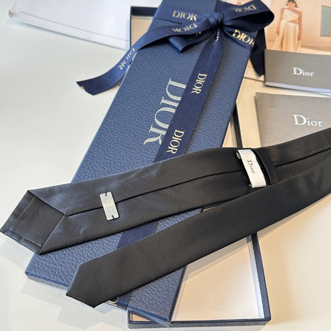 👏dior家新款领带 👔👔Dior男士，稀有😻😻展现精湛手工与时尚优雅的理想选择，这款采用DO家最经典极