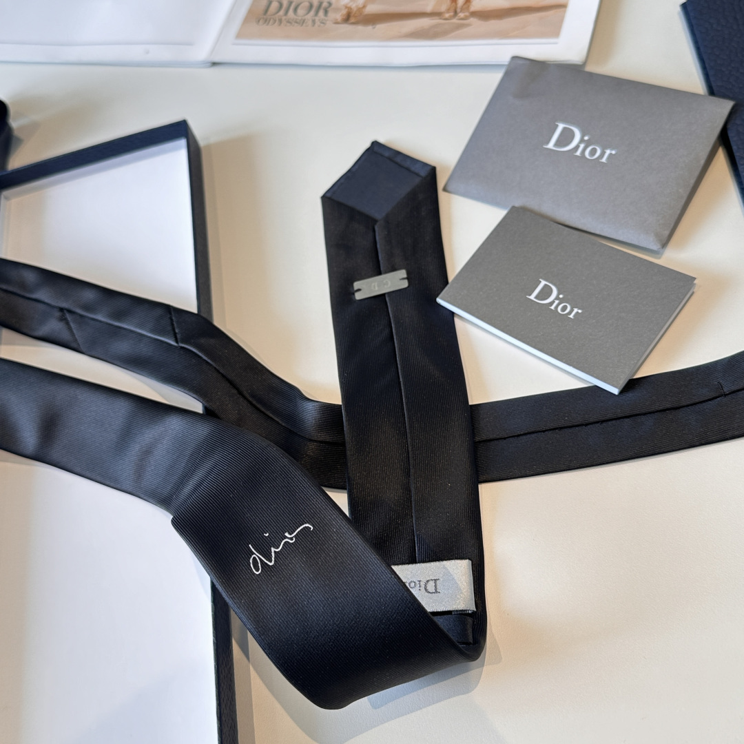 👏dior家新款领带 👔👔Dior男士，稀有😻😻展现精湛手工与时尚优雅的理想选择，这款采用DO家最经典极