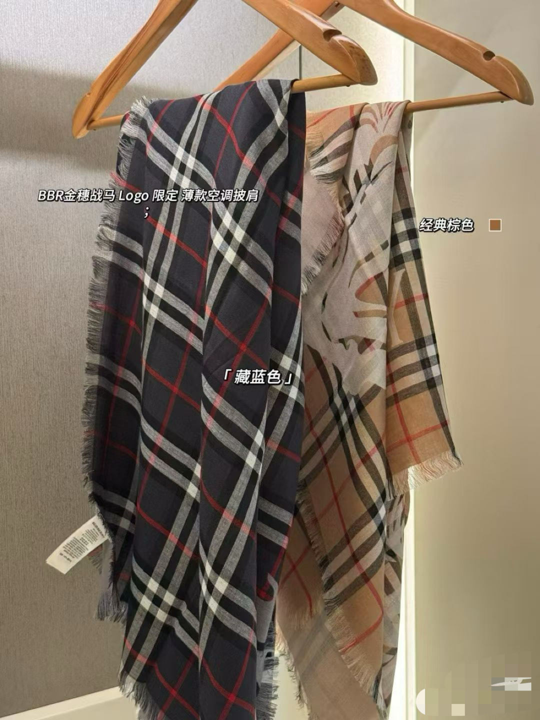 NO:711378,BBR's most worth buying thin air conditioning shawl, Golden Spike War Horse. More than 100 pieces in each color. It feels really good to wear, the solid double-sided jacquard weaving process is full of high-end feeling, high version scarf, high version scarf, shawls19860909BBR最值得入手的薄款空调披肩金穗战马 .每个颜色一百多条 .佩戴感觉真的很好,扎实的双面提花织造工艺高级感满满,高版本围巾,高版本围巾,shawls,scarf