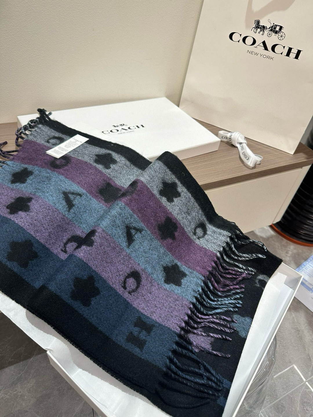 COACH蔻驰也太好看了吧！不仅有颜值还有品质，手感超级软糯和舒服，尺寸180✖️30cm