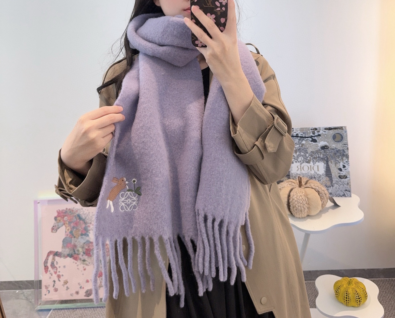 NO:711314,Loewe's super beautiful new mohair scarf!  Highly recommended to buy!  】Good quality goods!  The main mohair scarf ~ it is said that it is very difficult to buy!  !  I typed it many times!  Finally shipped, closest to the original version, no pressure in and out of the counter, the workmanship is very exquisite and substantial, and our price is really worth it!  The biggest feeling of this scarf is that it is super soft and comfortable, and has a very airy and fluffy feel!  !  !  The texture unique to mohair’s special craftsmanship is really beautiful!  The quantity is limited, and there is no guarantee that it will be available at any time. As long as the economy allows, you can take whatever you want!  !  Crazy but not picky, crazy temperament!  Whoever surrounds you has temperament!  !  I really hope you don’t miss this style. 40*185225g50 mohair 48 wool 2 nylon high version scarf, high version scarf, loewe19860909罗意威超美新款马海毛围巾！超级推荐入手！】质感好货！主打的马海毛围巾~据说超难买哦！！打了好多次版！终于出货 最接近原版 进出专柜无压力做工非常精致,很有分量,我们的价格真的超级值！这个围巾最大的感触就是:超级柔软舒服,并且很有空气蓬松感！！！马海毛特殊工艺特有的质感真的太美了！数量有限,不保证随时有货~只要经济允许,任意收！！狂不挑人,狂气质！谁围谁有气质！！真的希望大家不要错过这样的款式. 40*185225g50马海毛 48羊毛2锦纶高版本围巾,高版本围巾,loewe,scarf