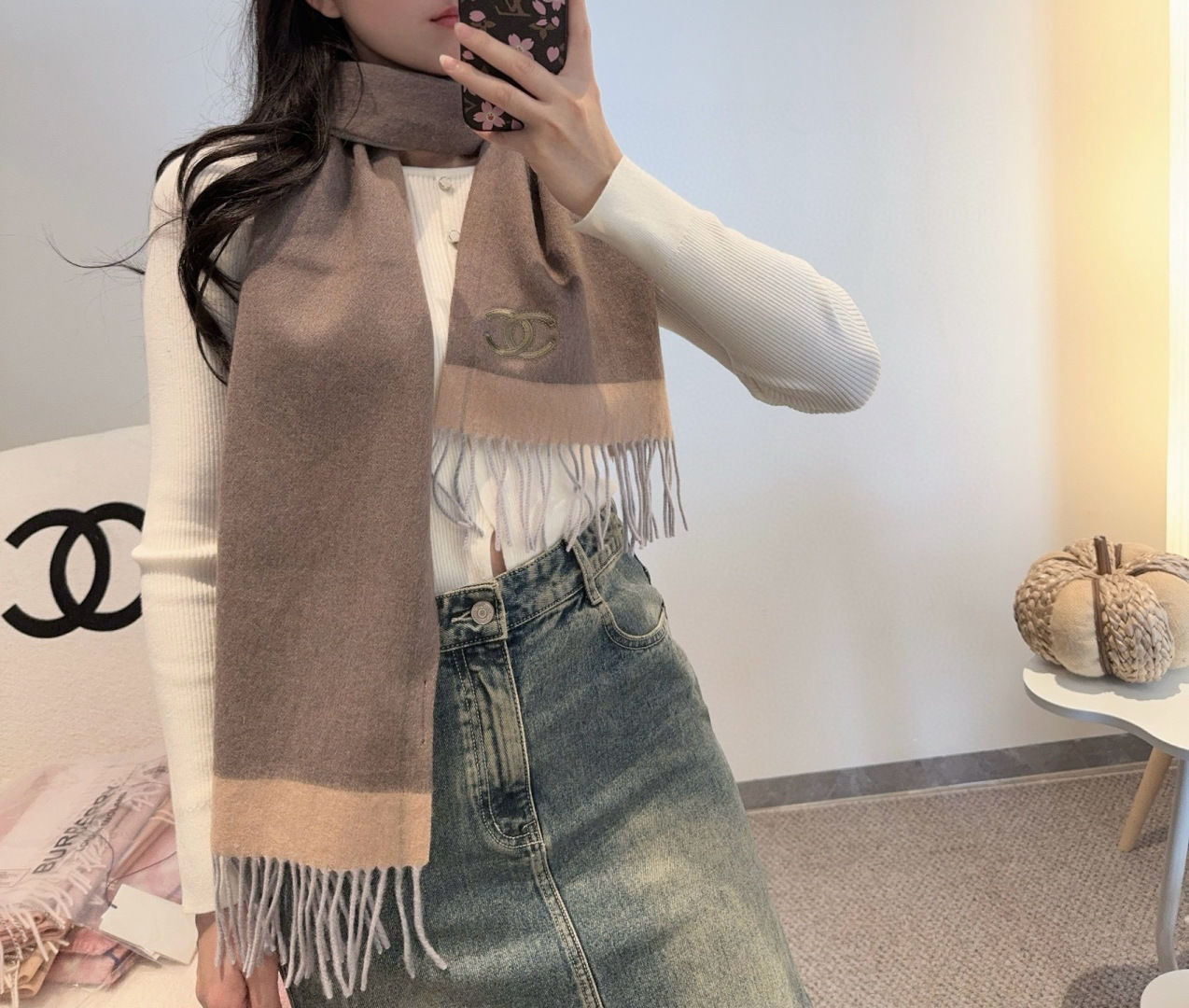 NO:711339,[CHANEL·Chanel] If you like good looks, you can buy high-quality products. It is a celebrity item, no matter how it is paired with it, it is full of temperament. The top-quality cashmere water ripple scarf, the ingredients support testing, the hand is soft and delicate, and the fried chicken is invincible. In short, both the fabric and the craftsmanship are the kind of high-end feeling at first glance!  You must know that this type of goods is only produced in small quantities, and this batch of orders is also monitored very strictly. The quantity that comes out is very small, some are fast, some are slow, no size 30*180cm cashmere high version scarf, high version scarf, chanel, chanel19860909【CHANEL·香奈儿】喜欢有颜值,高质量的亲可入手,名媛单品,无论怎么搭配都是满满的气质感,极品山羊绒水波纹小围巾,成份支持检测手感柔软细腻炒鸡无敌,总之无论是面料还是工艺都是那种一看就很高级的感觉！要知道这类货也只有少量生产,这批订单也是监控超级严格流出来的数量极少手快有手慢无size30*180cm羊绒高版本围巾,高版本围巾,chanel,chanel,scarf