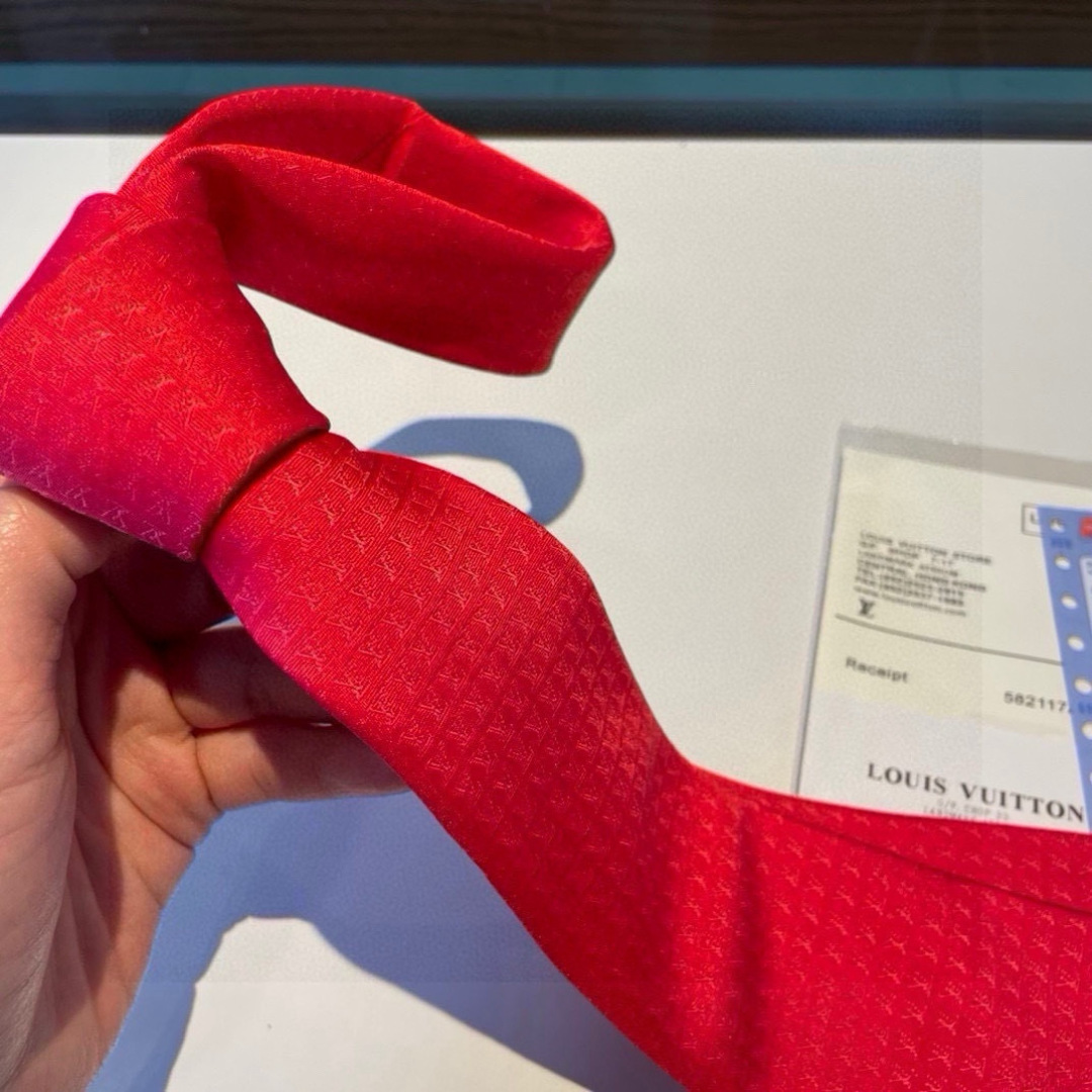 💖💖 男士领带系列【L字母领带】👔👔，稀有😻😻展现精湛手工与时尚优雅的理想选择，此款真丝织就的Diamo