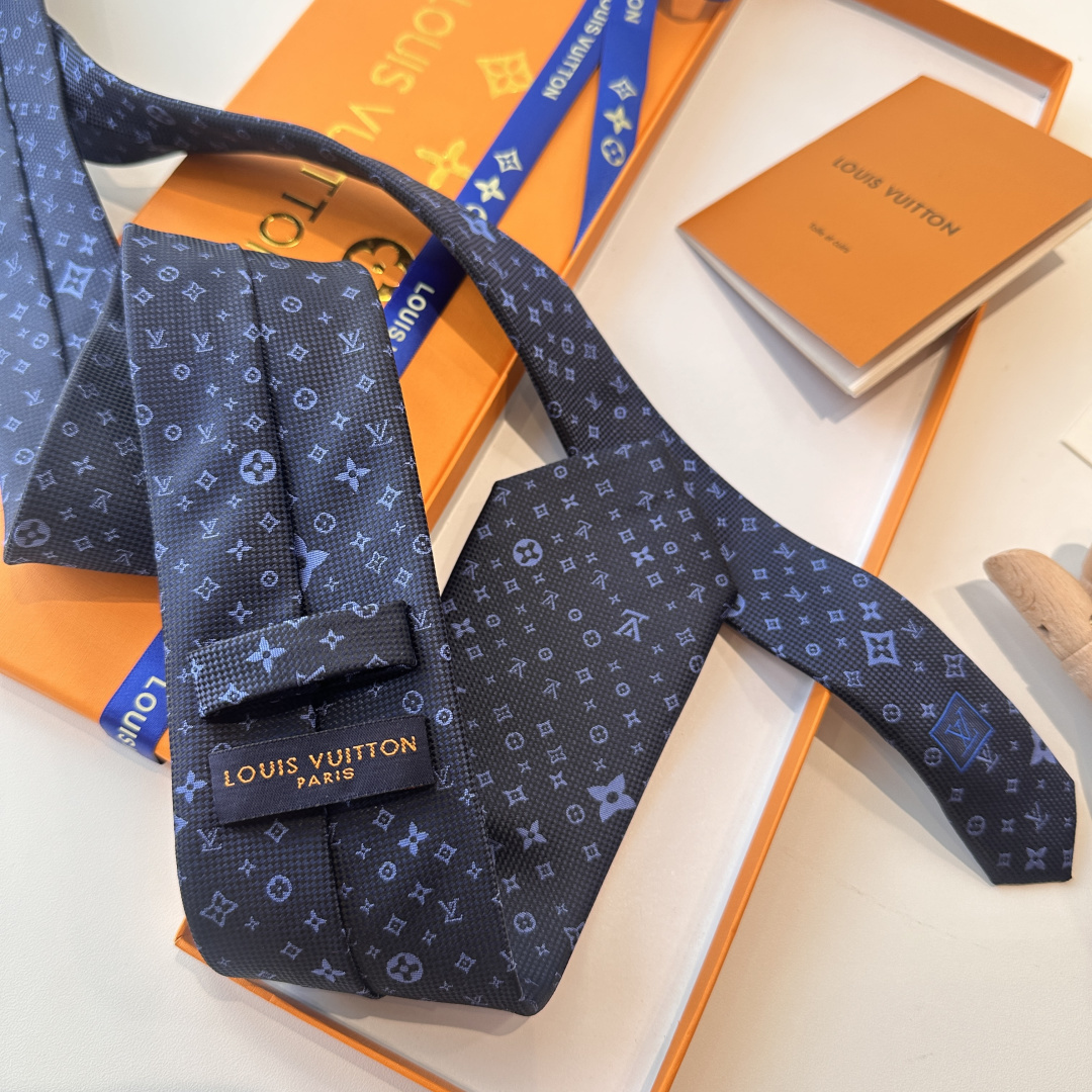特 专柜同歩👔👔精致的小Logo提花，低调奢华大气的配色，这款领带将Lv标志性的Damier图案以同色调