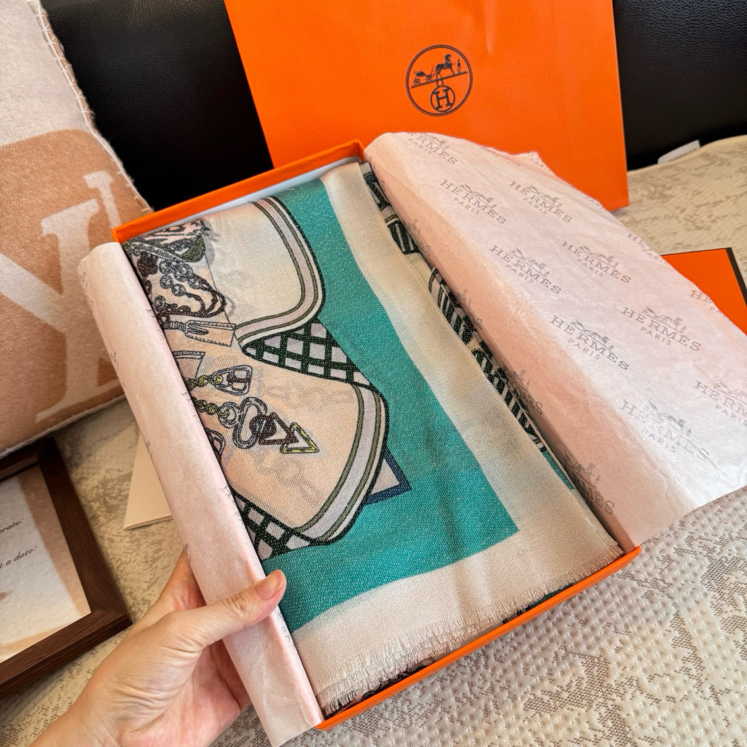 NO:711315,The shiny silver cashmere long scarf counter is synchronized and I sincerely praise the Louis Vuitton classic Monogram pattern with the colorful frame to add a gorgeous style. Highly recommended. This size is neither big nor small and is very easy to match. The quality is super good and you will understand the high-end quality when you get it. The high-end details are what you see is what you get. The VI price is a must-have for customers. Recommended size 110*200cm cashmere high version scarf, high version scarf, louis vuitton, louis vuitton, louis  vuitton19860909会发光发亮的围巾银丝羊绒长巾专柜同步真心赞驴家路易威登经典 Monogram 图案搭配彩色边框再添华美格调.强烈推荐手慢无这个size不大不小特别好搭配,品质超级好拿到手就会懂的高端品质,高端细节所见即所得重磅巨献VI价客户必入推荐尺寸110*200cm羊绒高版本围巾,高版本围巾,louis vuitton,louis vuitton,louis vuitton,scarf