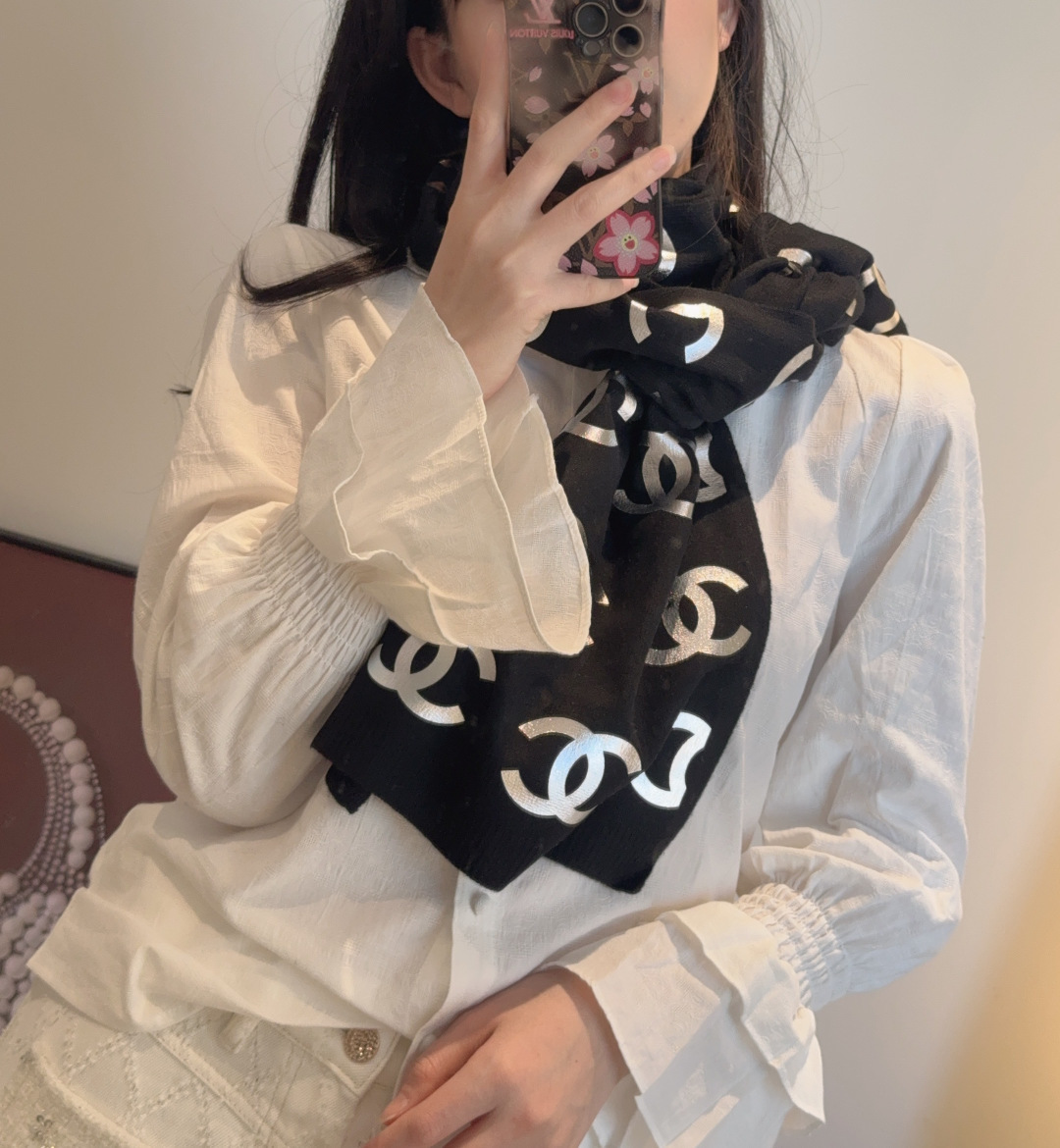 NO:711320,Chanel25 new autumn and winter knitted scarf, cashmere knitted long scarf is so beautiful [crying] The royal palace-level new model is on sale. The imported pure cashmere knitted wool is extremely beautiful. It really matches the skin tone of the upper body. It is versatile. You can decide whether it looks good or not. The size of the scarf is 30*180cm, pure cashmere is selected, the best choice for gifts. High version scarf, high version scarf, chanel19860909Chanel25秋冬新款针织围巾羊绒针织长巾美翻了[流泪]御用殿堂级极品新款在售 进口纯羊绒针织毛线美丽至极 真的 上身极为衬肤色 百搭 好看不好看自己看吧 围巾尺寸30*180cm,精选纯羊绒,送礼首选佳品高版本围巾,高版本围巾,chanel,scarf