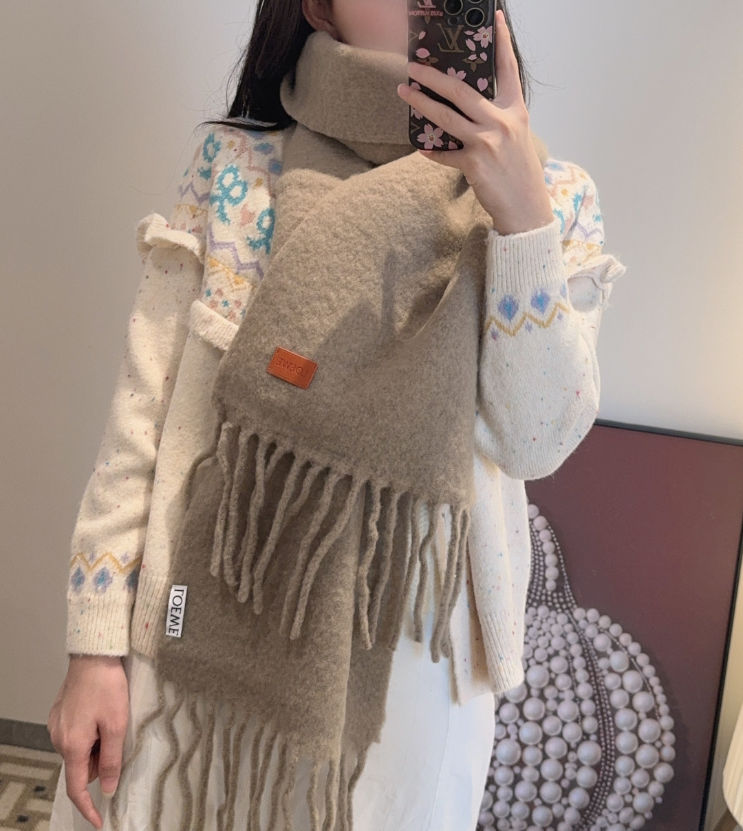 NO:711316,[Loewe’s super beautiful new mohair scarf!  Highly recommended to buy!  】Good quality goods!  Luo Yiwei’s main mohair scarf ~ it is said that it is very difficult to buy!  !  I typed it many times!  Finally shipped, closest to the original version, no pressure in and out of the counter, the workmanship is very exquisite and substantial, and our price is really worth it!  The biggest feeling of this scarf is that it is super soft and comfortable, and has a very airy and fluffy feel!  !  !  The texture unique to mohair’s special craftsmanship is really beautiful!  The quantity is limited, and there is no guarantee that it will be available at any time. As long as the economy allows, you can take whatever you want!  !  Crazy but not picky, crazy temperament!  Whoever surrounds you has temperament!  !  I really hope you don’t miss this style. 23*185225g50 mohair 48 wool 2 nylon high version scarf, high version scarf, loewe, loewe19860909【Loewe超美新款马海毛围巾！超级推荐入手！】质感好货！罗意威主打的马海毛围巾~据说超难买哦！！打了好多次版！终于出货 最接近原版 进出专柜无压力做工非常精致,很有分量,我们的价格真的超级值！这个围巾最大的感触就是:超级柔软舒服,并且很有空气蓬松感！！！马海毛特殊工艺特有的质感真的太美了！数量有限,不保证随时有货~只要经济允许,任意收！！狂不挑人,狂气质！谁围谁有气质！！真的希望大家不要错过这样的款式. 23*185225g50马海毛 48羊毛2锦纶高版本围巾,高版本围巾,loewe,loewe,scarf
