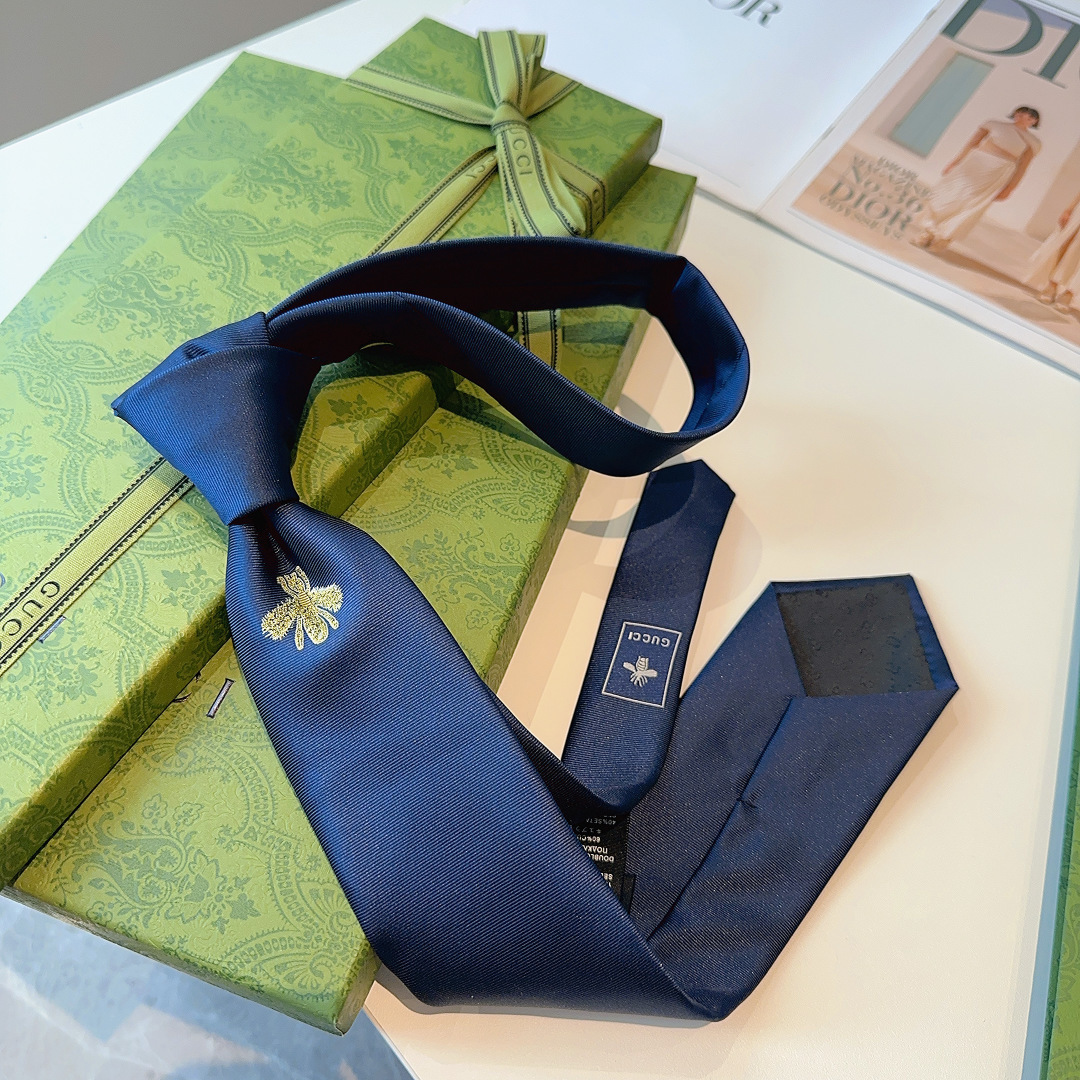 真丝领带，配以金色蜜蜂刺绣，此图案已经迅速成为Alessandro Michele的设计中辨识度最高的G