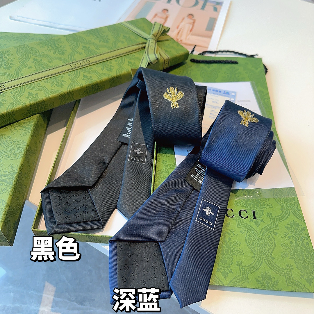 真丝领带，配以金色蜜蜂刺绣，此图案已经迅速成为Alessandro Michele的设计中辨识度最高的G