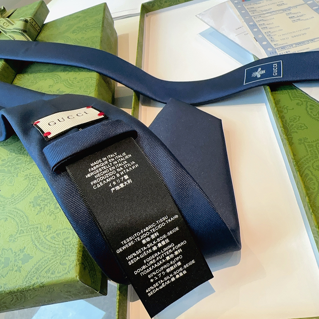 真丝领带，配以金色蜜蜂刺绣，此图案已经迅速成为Alessandro Michele的设计中辨识度最高的G