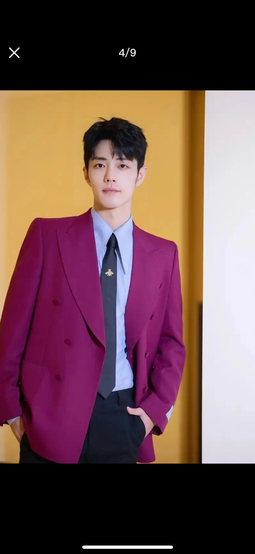 真丝领带，配以金色蜜蜂刺绣，此图案已经迅速成为Alessandro Michele的设计中辨识度最高的G