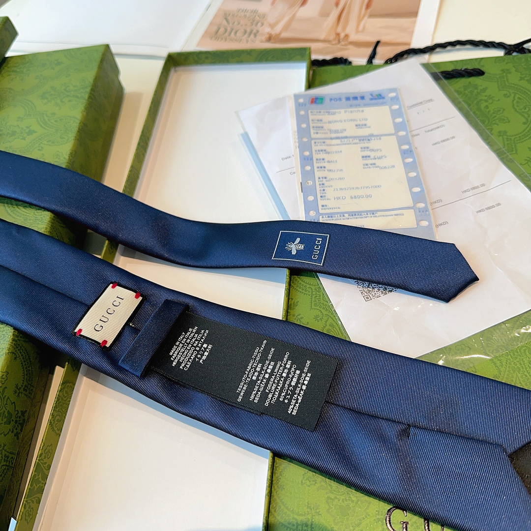 真丝领带，配以金色蜜蜂刺绣，此图案已经迅速成为Alessandro Michele的设计中辨识度最高的G