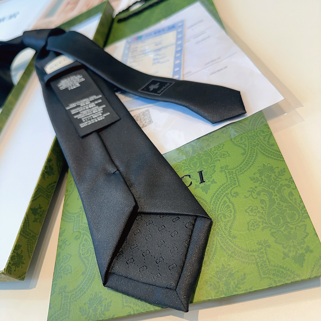 真丝领带，配以金色蜜蜂刺绣，此图案已经迅速成为Alessandro Michele的设计中辨识度最高的G