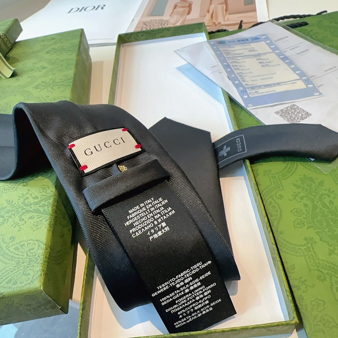 真丝领带，配以金色蜜蜂刺绣，此图案已经迅速成为Alessandro Michele的设计中辨识度最高的G