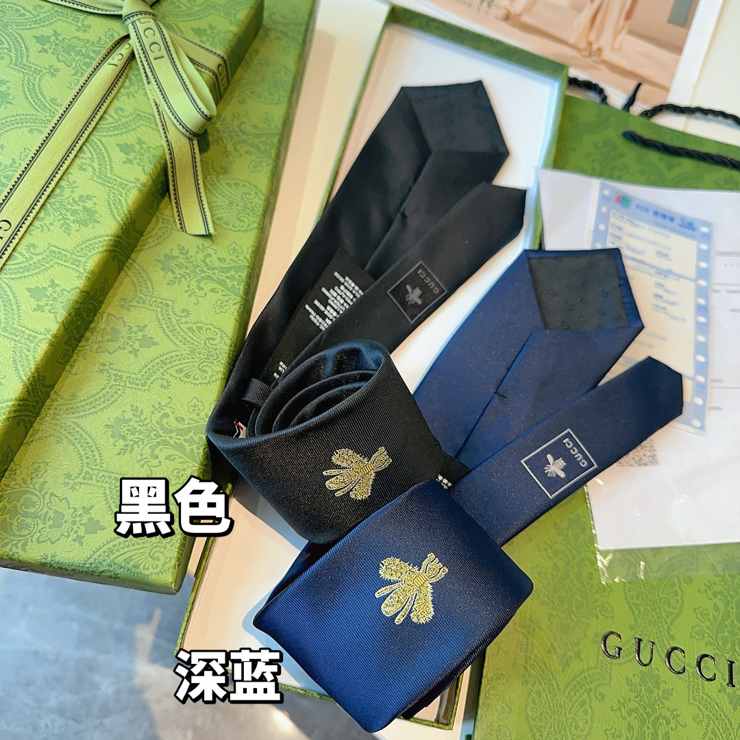 真丝领带，配以金色蜜蜂刺绣，此图案已经迅速成为Alessandro Michele的设计中辨识度最高的G