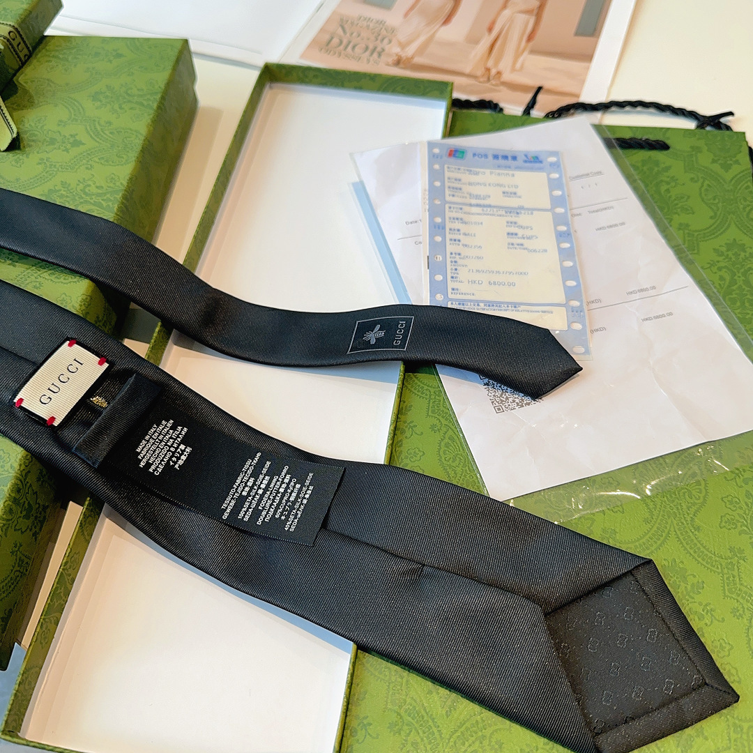 真丝领带，配以金色蜜蜂刺绣，此图案已经迅速成为Alessandro Michele的设计中辨识度最高的G