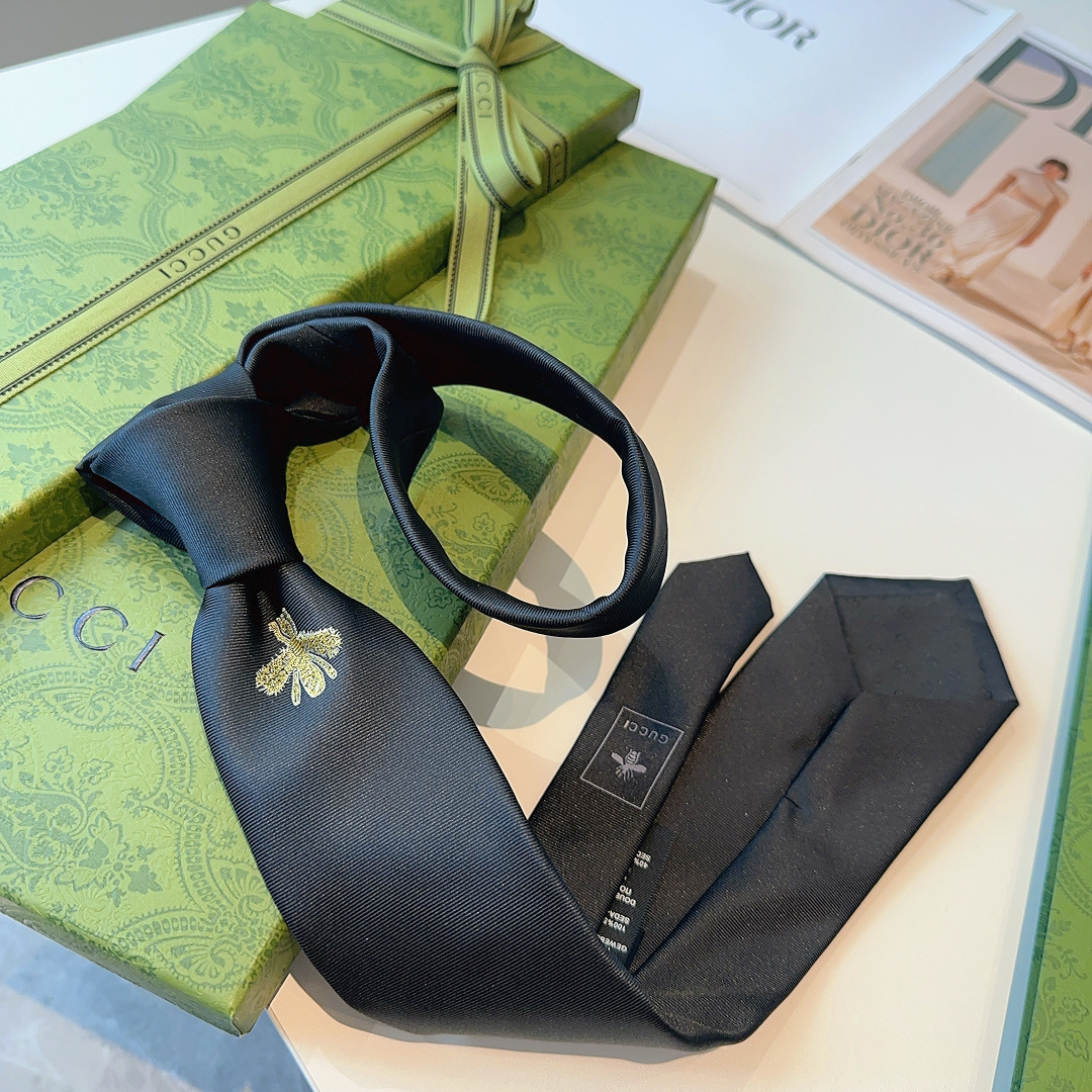 真丝领带，配以金色蜜蜂刺绣，此图案已经迅速成为Alessandro Michele的设计中辨识度最高的G