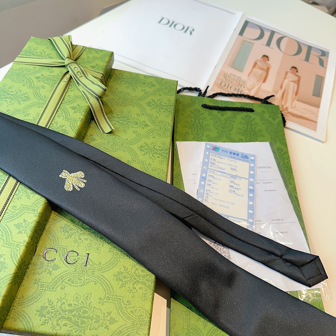 真丝领带，配以金色蜜蜂刺绣，此图案已经迅速成为Alessandro Michele的设计中辨识度最高的G