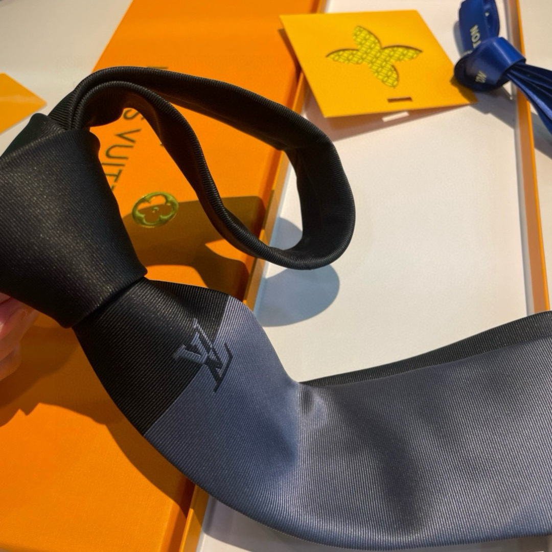 💖💖 男士领带系列👔👔，稀有😻😻展现精湛手工与时尚优雅的理想选择，此款真丝织就的Diamonds V领带