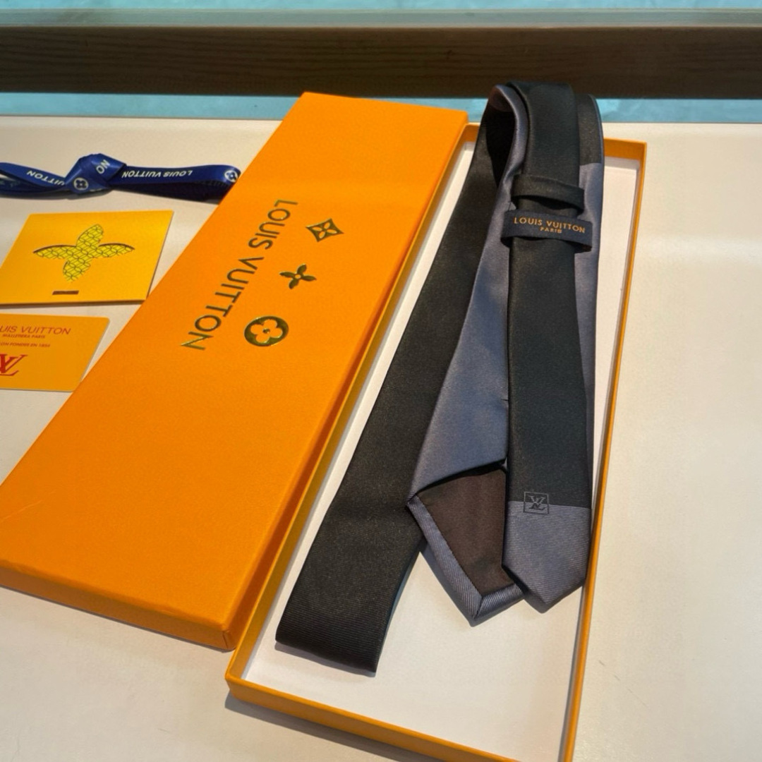 💖💖 男士领带系列👔👔，稀有😻😻展现精湛手工与时尚优雅的理想选择，此款真丝织就的Diamonds V领带