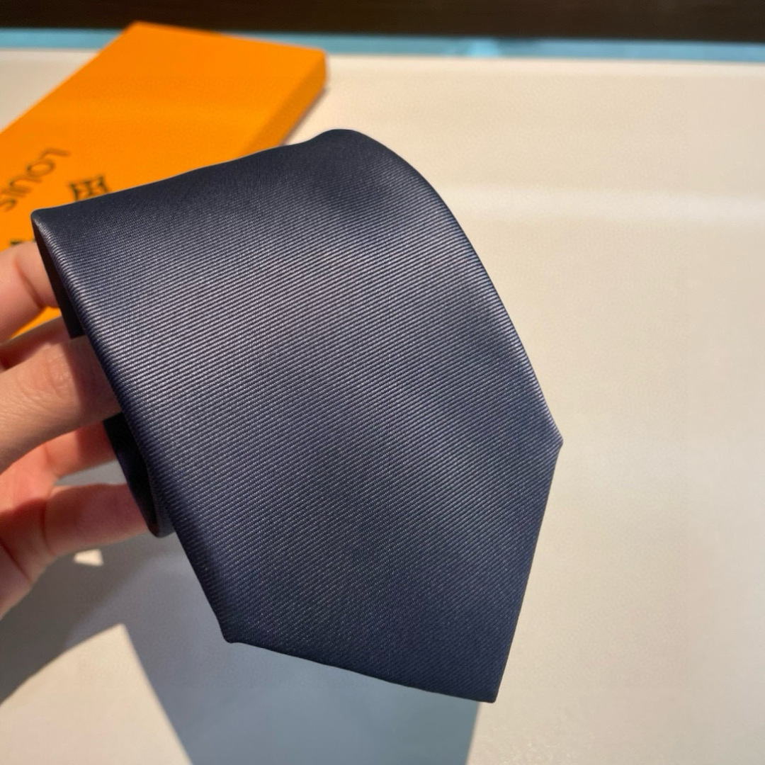 💖💖 男士领带系列👔👔，稀有😻😻展现精湛手工与时尚优雅的理想选择，此款真丝织就的Diamonds V领带