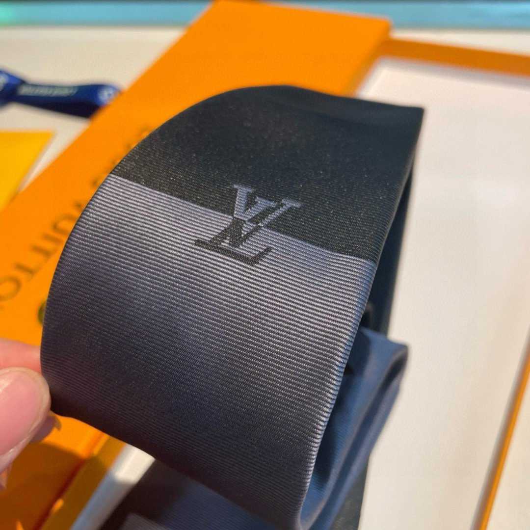 💖💖 男士领带系列👔👔，稀有😻😻展现精湛手工与时尚优雅的理想选择，此款真丝织就的Diamonds V领带