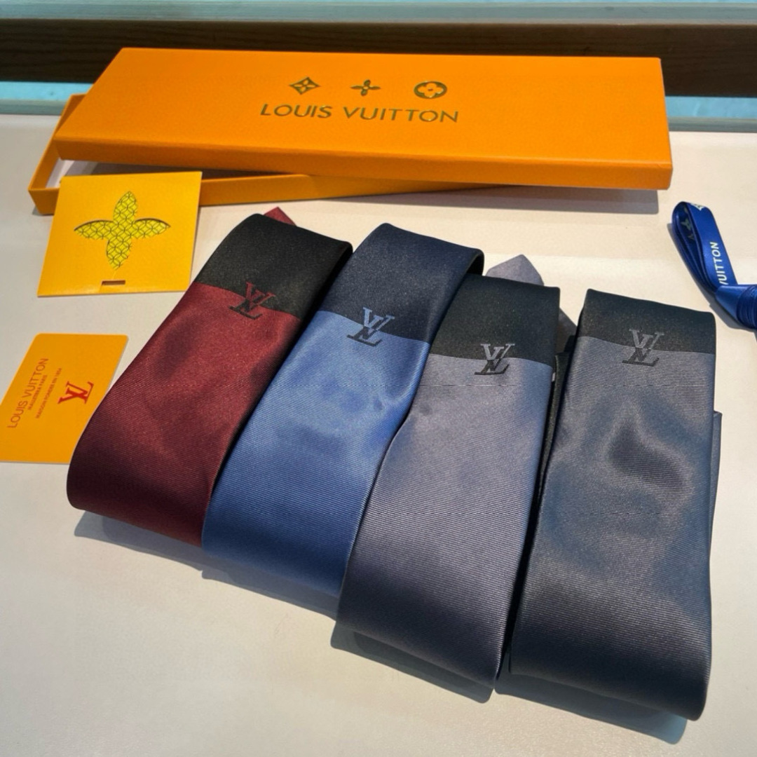 💖💖 男士领带系列👔👔，稀有😻😻展现精湛手工与时尚优雅的理想选择，此款真丝织就的Diamonds V领带