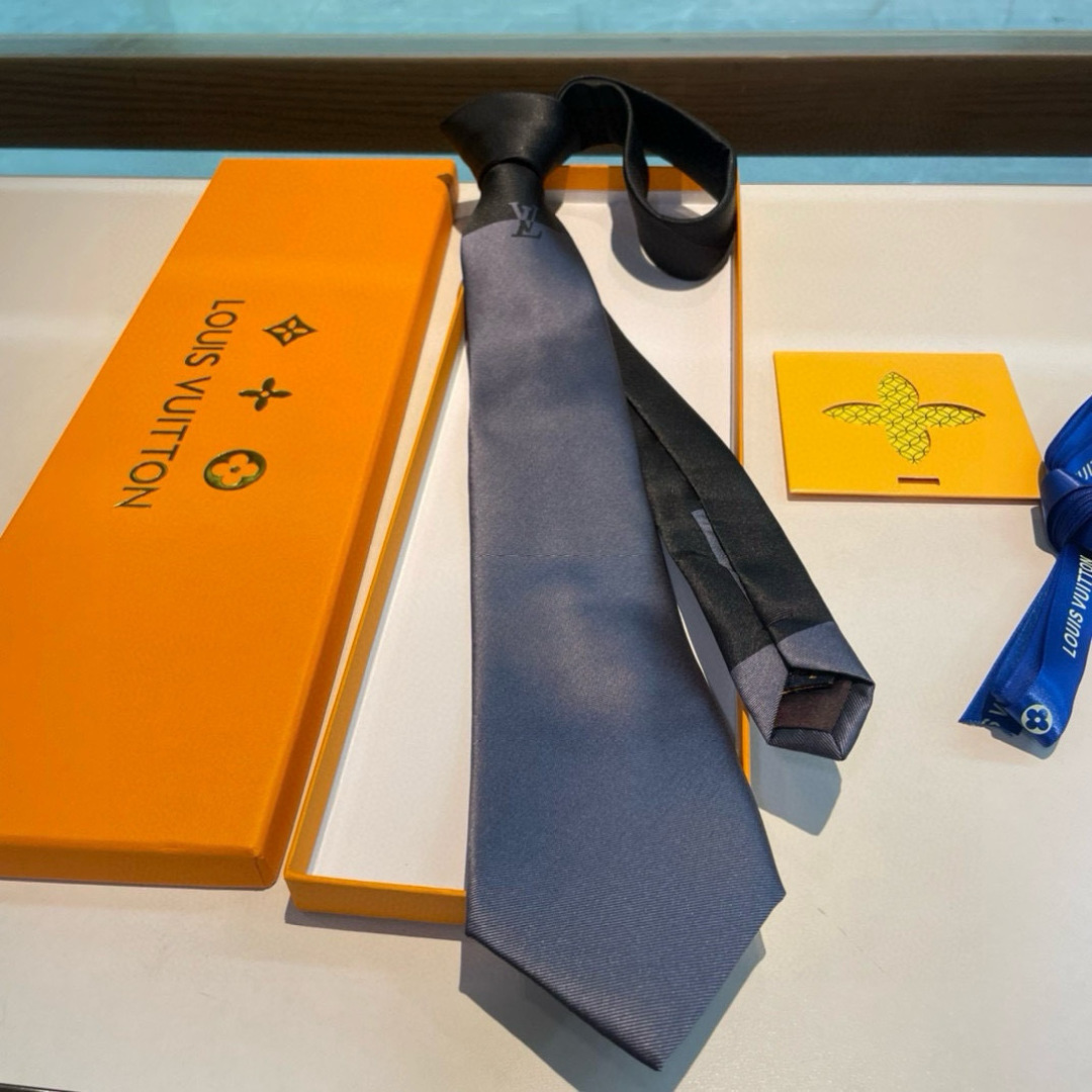 💖💖 男士领带系列👔👔，稀有😻😻展现精湛手工与时尚优雅的理想选择，此款真丝织就的Diamonds V领带