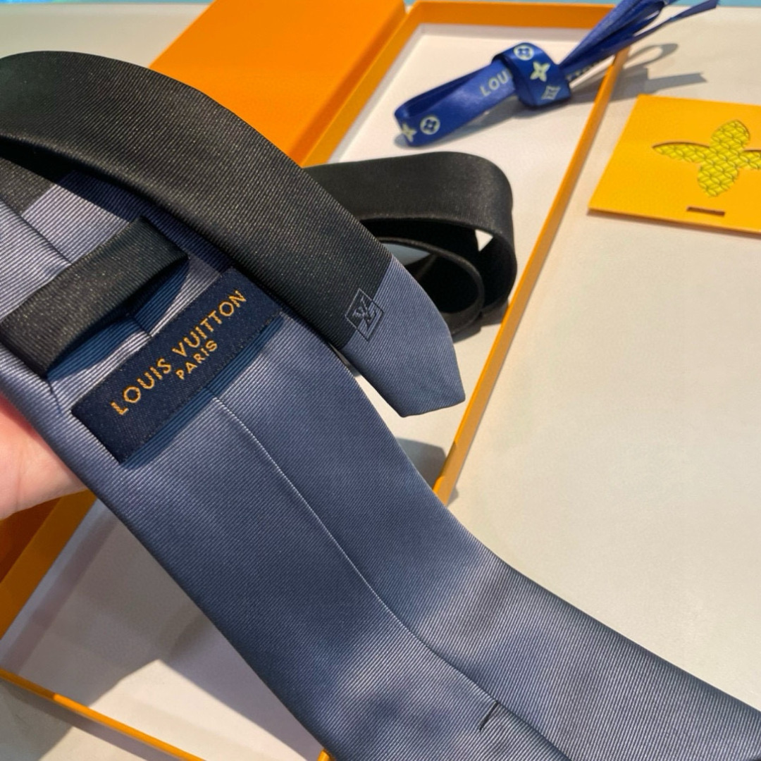 💖💖 男士领带系列👔👔，稀有😻😻展现精湛手工与时尚优雅的理想选择，此款真丝织就的Diamonds V领带