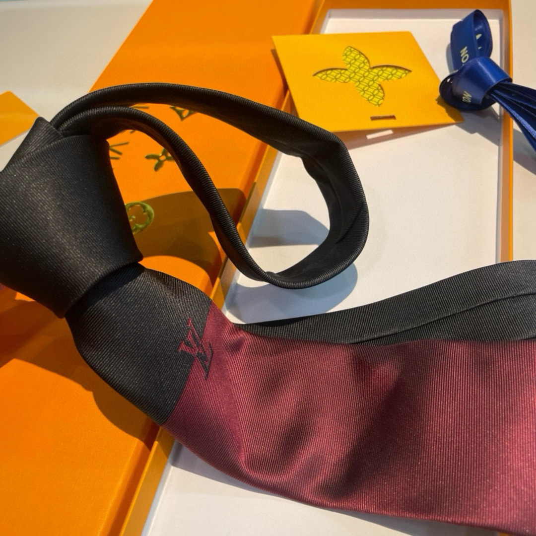 💖💖 男士领带系列👔👔，稀有😻😻展现精湛手工与时尚优雅的理想选择，此款真丝织就的Diamonds V领带