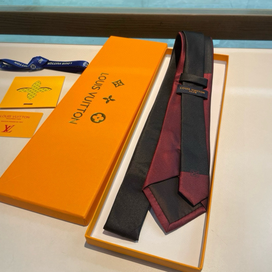 💖💖 男士领带系列👔👔，稀有😻😻展现精湛手工与时尚优雅的理想选择，此款真丝织就的Diamonds V领带