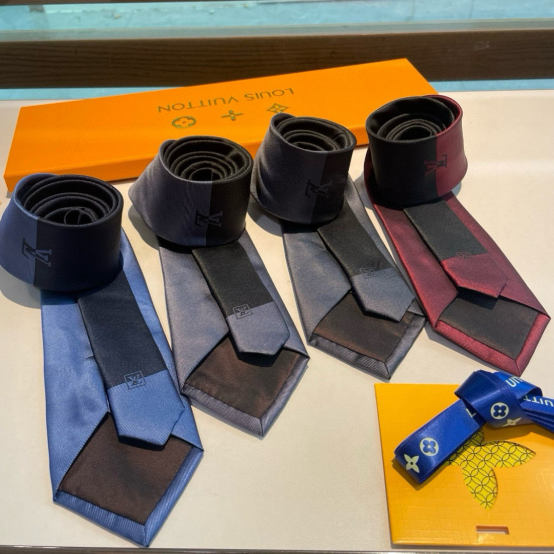 💖💖 男士领带系列👔👔，稀有😻😻展现精湛手工与时尚优雅的理想选择，此款真丝织就的Diamonds V领带
