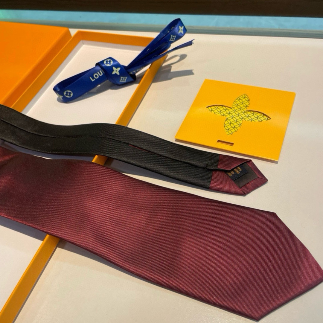 💖💖 男士领带系列👔👔，稀有😻😻展现精湛手工与时尚优雅的理想选择，此款真丝织就的Diamonds V领带