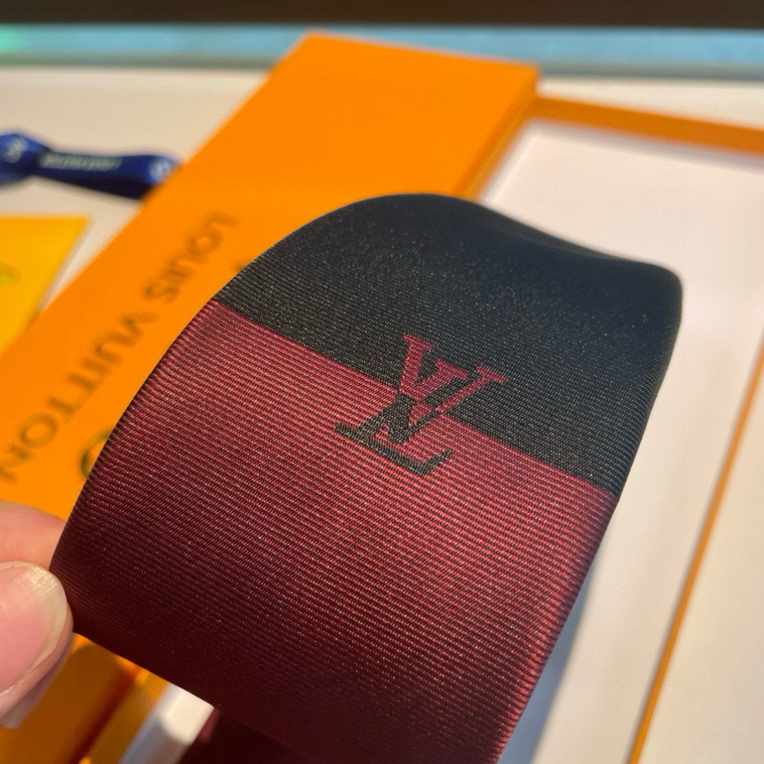 💖💖 男士领带系列👔👔，稀有😻😻展现精湛手工与时尚优雅的理想选择，此款真丝织就的Diamonds V领带