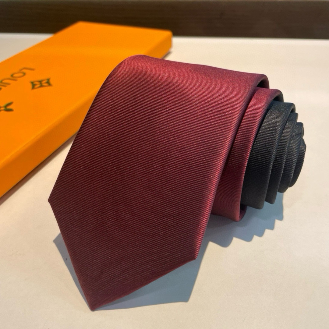 💖💖 男士领带系列👔👔，稀有😻😻展现精湛手工与时尚优雅的理想选择，此款真丝织就的Diamonds V领带